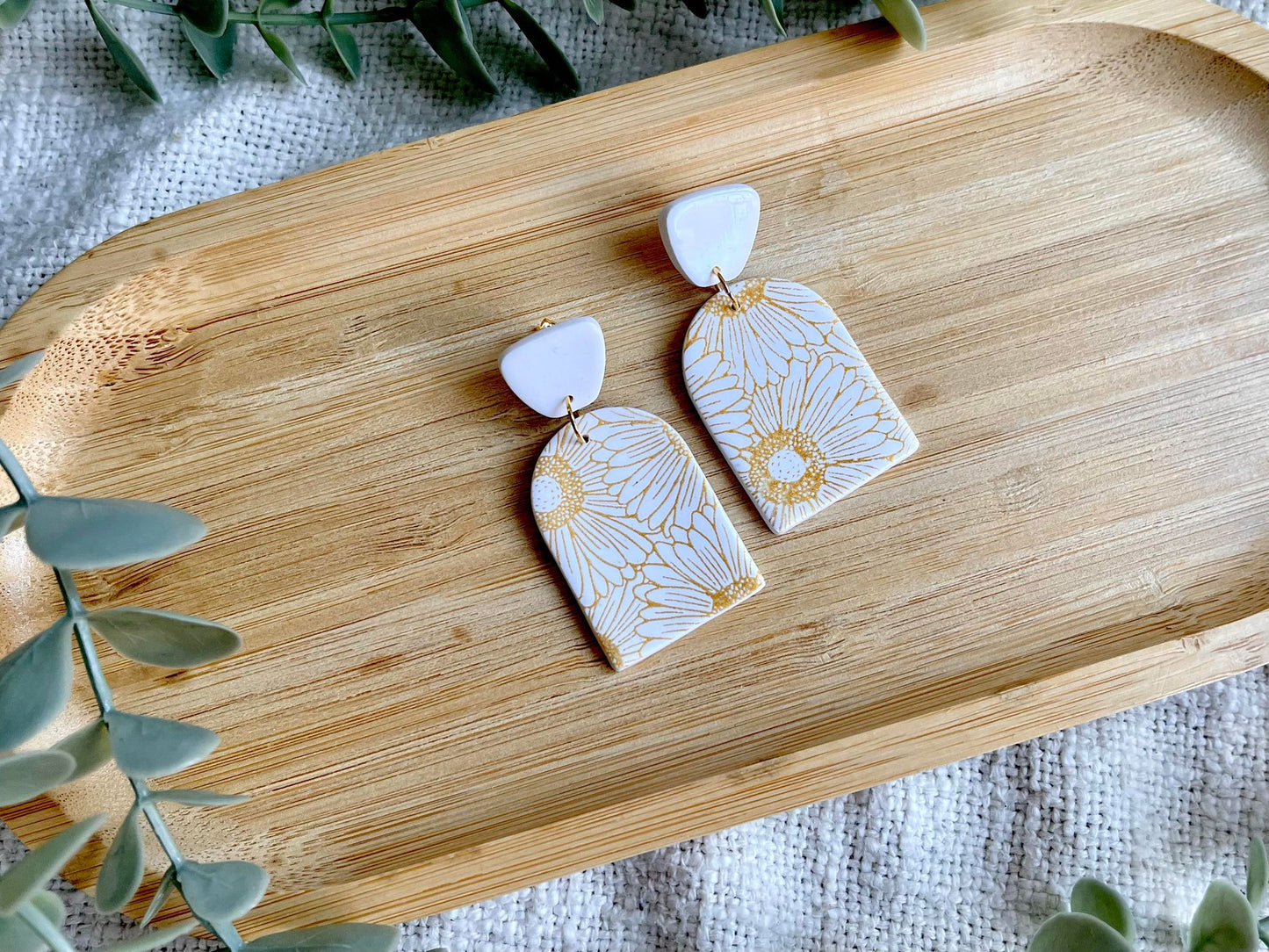 Sunflower Arch Dangle - White/Gold
